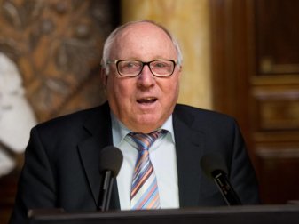 Uwe Seeler sorgt sich um den Hamburger SV. Foto: Daniel Reinhardt Uwe Seeler sorgt sich um den Hamburger SV. Foto: Daniel Reinhardt