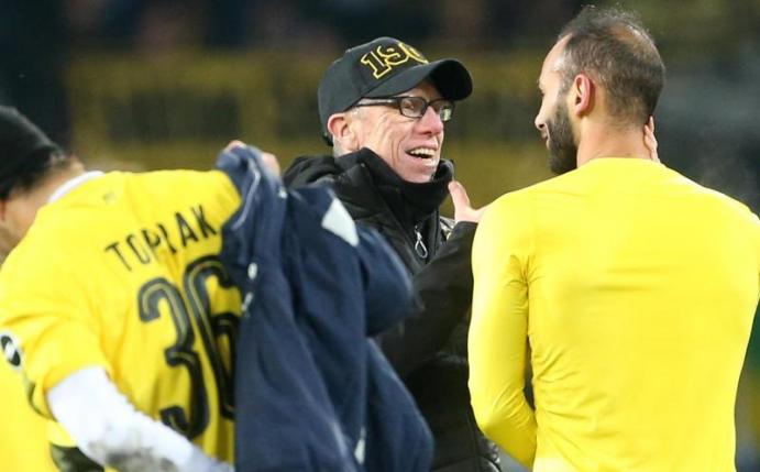 Feierte einen gelungenen Einstand als BVB-Trainer: Peter Stöger (M.). Foto: Thomas Frey