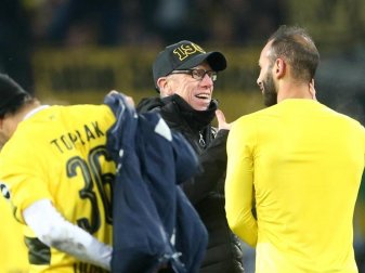 Feierte einen gelungenen Einstand als BVB-Trainer: Peter Stöger (M.). Foto: Thomas Frey Feierte einen gelungenen Einstand als BVB-Trainer: Peter Stöger (M.). Foto: Thomas Frey