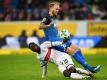 Der Stuttgarter Chadrac Akolo (l) versucht Hoffenheims Kevin Vogt unsanft vom Ball zu trennen. Foto: Uwe Anspach