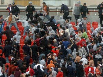 Fan-Ausschreitungen: Insgesamt 17 verletzte Personen Fan-Ausschreitungen: Insgesamt 17 verletzte Personen