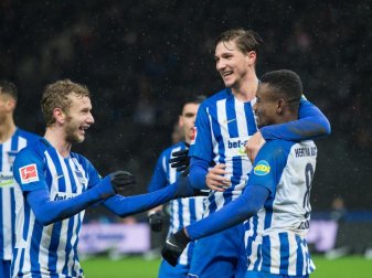 Salomon Kalou (r) war der gefeiert Mann im Berliner Olympiastadion. Foto: Annegret Hilse Salomon Kalou (r) war der gefeiert Mann im Berliner Olympiastadion. Foto: Annegret Hilse