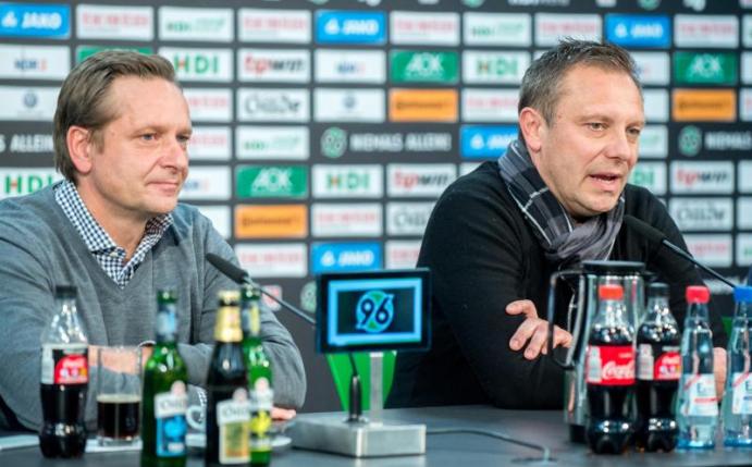 96-Sportdirektor Horst Heldt ist mit der Arbeit von Trainer André Breitenreiter sehr zufrieden. Foto: Hauke-Christian Dittrich