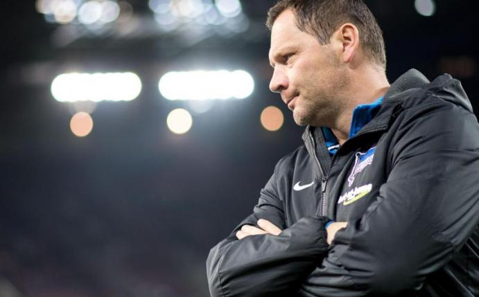 Herthas-Trainer Pal Dardai muss mit seinem Team in Leipzig antreten. Foto: Marius Becker