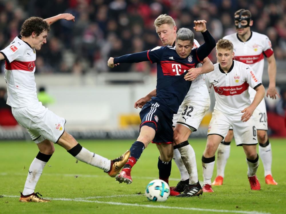 Lewandowski wird von der VfB-Abwehr gestoppt