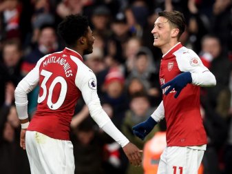 Mesut Özil (r) feiert seinen Treffer mit Teamkollege Ainsley Maitland-Niles. Foto: Joe Giddens Mesut Özil (r) feiert seinen Treffer mit Teamkollege Ainsley Maitland-Niles. Foto: Joe Giddens