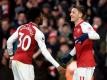 Mesut Özil (r) feiert seinen Treffer mit Teamkollege Ainsley Maitland-Niles. Foto: Joe Giddens