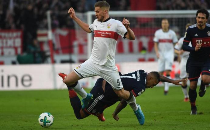 Simon Terodde (l) verletzt sich im Bundesligaspiel gegen den FC Bayern München. Foto: Marijan Murat