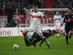 Simon Terodde (l) verletzt sich im Bundesligaspiel gegen den FC Bayern München. Foto: Marijan Murat