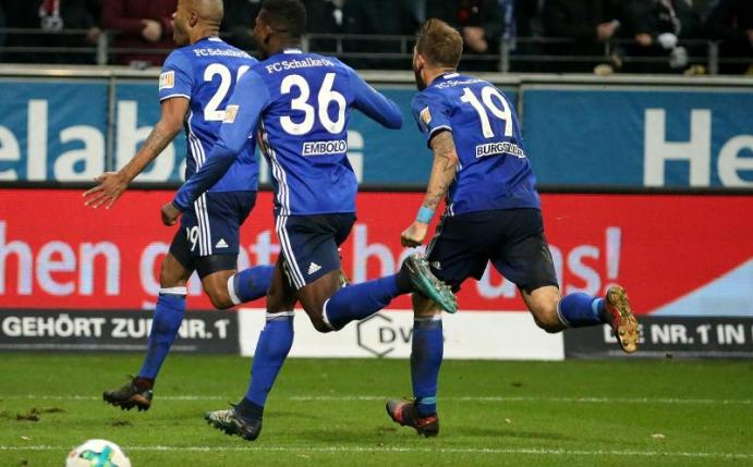 Naldo (l) ließ die Schalker in der Nachspielzeit jubeln. Foto: Hasan Bratic