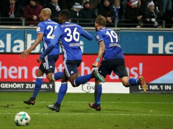 Naldo (l) ließ die Schalker in der Nachspielzeit jubeln. Foto: Hasan Bratic Naldo (l) ließ die Schalker in der Nachspielzeit jubeln. Foto: Hasan Bratic