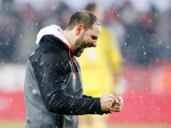 Unter Trainer Stefan Ruthenbeck feierte der 1. FC Köln den ersten Saisonsieg. Foto: Roland Weihrauch Unter Trainer Stefan Ruthenbeck feierte der 1. FC Köln den ersten Saisonsieg. Foto: Roland Weihrauch