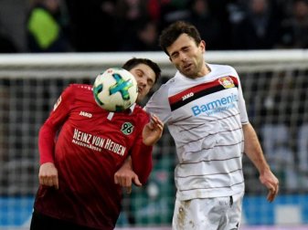 Hannovers Pirmin Schwegler (l) und Admir Mehmedi von Bayer Leverkusen kämpfen um den Ball. Foto: Peter Steffen Hannovers Pirmin Schwegler (l) und Admir Mehmedi von Bayer Leverkusen kämpfen um den Ball. Foto: Peter Steffen