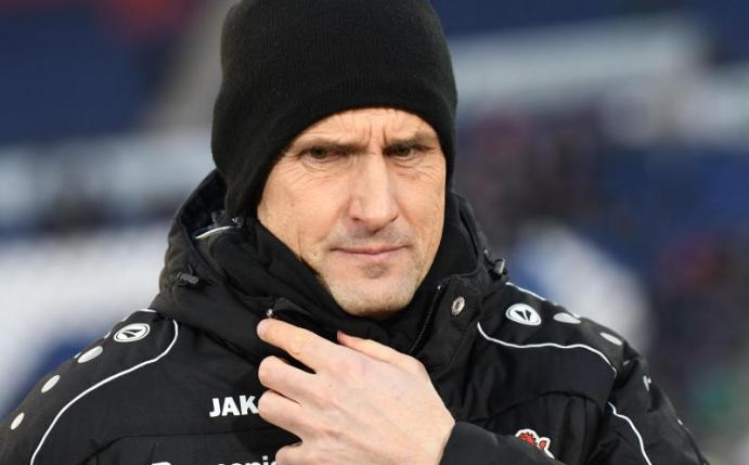 Leverkusens Trainer Heiko Herrlich trifft mit seinem Team im Pokal auf Borussia Mönchengladbach. Foto: Peter Steffen