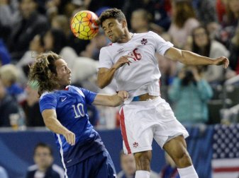 Kianz Froese (re.) erhält Profivertrag