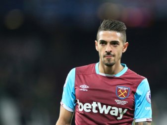 Wird für eine Schwalbe bestraft: Manuel Lanzini Wird für eine Schwalbe bestraft: Manuel Lanzini