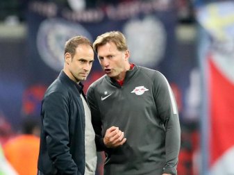 Leipzigs Cheftrainer Ralph Hasenhüttl (r) im Gespräch mit Geschäftsführer Oliver Mintzlaff. Foto: Jan Woitas