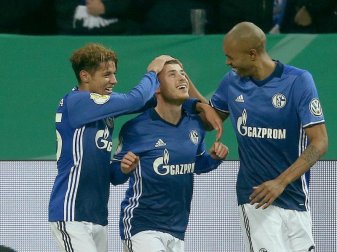 Amine Harit (l), Torschütze Max Meyer und Naldo (r) bejubeln das 1:0 für den FC Schalke. Foto: Ina Fassbender Amine Harit (l), Torschütze Max Meyer und Naldo (r) bejubeln das 1:0 für den FC Schalke. Foto: Ina Fassbender