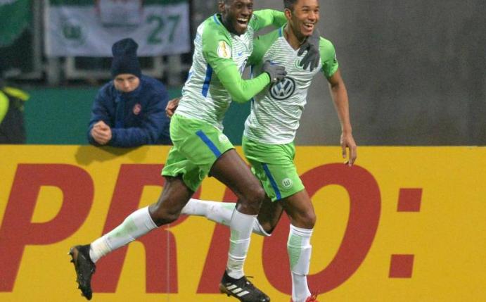 Joshua Guilavogui (l) jubelt mit dem Torschützen Felix Ohis Uduokhai über das 1:0 für den VfL Wolfsburg. Foto: Timm Schamberger