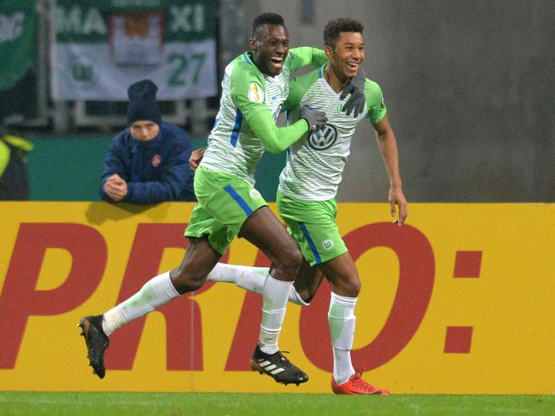 Joshua Guilavogui (l) jubelt mit dem Torschützen Felix Ohis Uduokhai über das 1:0 für den VfL Wolfsburg. Foto: Timm Schamberger