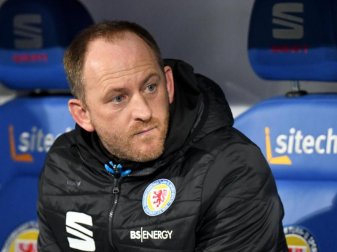 Braunschweigs Trainer Torsten Lieberknecht will mit seinem Team die Klasse halten. Foto: Peter Steffen