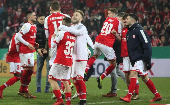 Die Mainzer Spieler feiern den 3:1-Sieg gegen den VfB Stuttgart. Foto: Thomas Frey