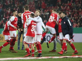 Die Mainzer Spieler feiern den 3:1-Sieg gegen den VfB Stuttgart. Foto: Thomas Frey Die Mainzer Spieler feiern den 3:1-Sieg gegen den VfB Stuttgart. Foto: Thomas Frey