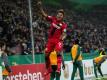 Leon Bailey schoss Leverkusen ins Viertelfinale. Foto: Marius Becker