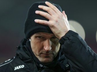 Bayer-Trainer Herrlich fiel durch eine "Schwalbe" auf Bayer-Trainer Herrlich fiel durch eine "Schwalbe" auf