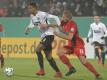 Heidenheims Timo Beermann (r) und Sebastien Haller von Eintracht Frankfurt kämpfen um den Ball. Foto: Stefan Puchner