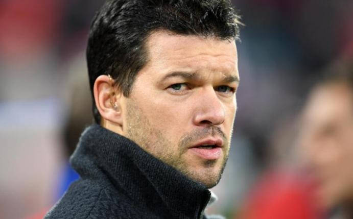 Michael Ballack nimmt an einem Hallenfußball-Oldieturnier in Chemnitz teil. Foto: Tobias Hase