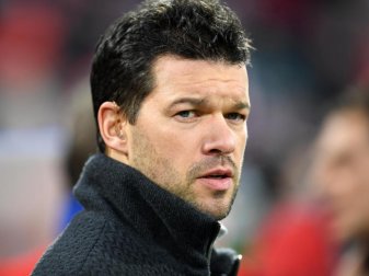 Michael Ballack nimmt an einem Hallenfußball-Oldieturnier in Chemnitz teil. Foto: Tobias Hase Michael Ballack nimmt an einem Hallenfußball-Oldieturnier in Chemnitz teil. Foto: Tobias Hase
