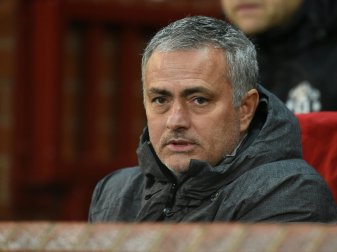Mourinho wurde angeblich mit Milch und Wasser bespritzt Mourinho wurde angeblich mit Milch und Wasser bespritzt