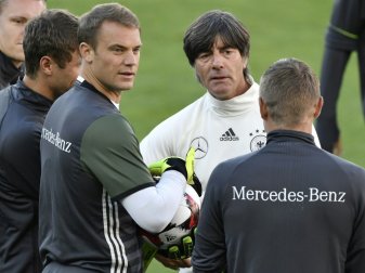 Joachim Löw (M.) und Manuel Neuer (l.) Joachim Löw (M.) und Manuel Neuer (l.)