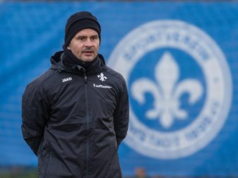 Trainer Dirk Schuster soll Darmstadt 98 den Klassenerhalt sichern. Foto: Frank Rumpenhorst Trainer Dirk Schuster soll Darmstadt 98 den Klassenerhalt sichern. Foto: Frank Rumpenhorst