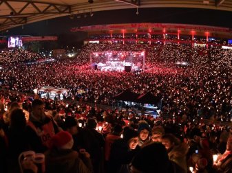 Fans und Besucher beim Eisern-Union-Weihnachtssingen im Stadion an der Alten Försterei in Berlin. Foto: Paul Zinken