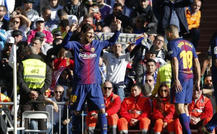 Superstar Lionel Messi (M) vom FC Barceloona feiert sein Tor gegen Real Madrid. Foto: Paul White