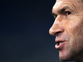 Augenthaler kritisiert Bundesliga-Klubs Augenthaler kritisiert Bundesliga-Klubs