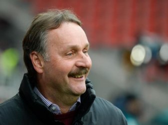 Stände bereit für einen neuen Trainer-Job: Peter Neururer. Foto: Armin Weigel Stände bereit für einen neuen Trainer-Job: Peter Neururer. Foto: Armin Weigel