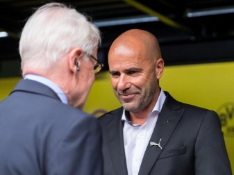 BVB-Präsident Reinhard Rauball im Gespräch mit Peter Bosz. Foto: Guido Kirchner BVB-Präsident Reinhard Rauball im Gespräch mit Peter Bosz. Foto: Guido Kirchner