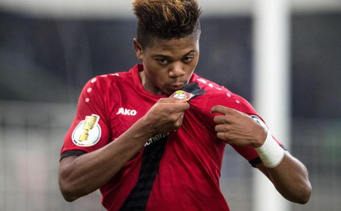 Torschütze Leon Bailey küsst das Wappen von Bayer Leverkusen. Foto: Marius Becker