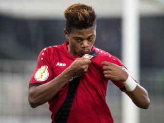 Torschütze Leon Bailey küsst das Wappen von Bayer Leverkusen. Foto: Marius Becker Torschütze Leon Bailey küsst das Wappen von Bayer Leverkusen. Foto: Marius Becker