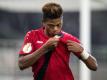 Torschütze Leon Bailey küsst das Wappen von Bayer Leverkusen. Foto: Marius Becker