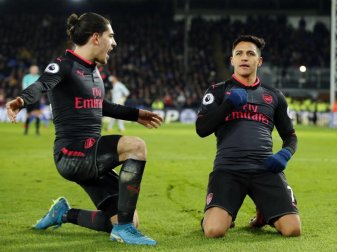 Alexis Sanchez (r) und Teamkollege Hector Bellerin vom FC Arsenal feiern einen Treffer gegen Crystal Palace. Foto: Alastair Grant Alexis Sanchez (r) und Teamkollege Hector Bellerin vom FC Arsenal feiern einen Treffer gegen Crystal Palace. Foto: Alastair Grant