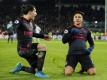 Alexis Sanchez (r) und Teamkollege Hector Bellerin vom FC Arsenal feiern einen Treffer gegen Crystal Palace. Foto: Alastair Grant