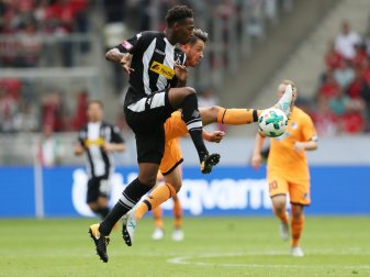Reece Oxford (vorne) kehrt vorzeitig nach England zurück Reece Oxford (vorne) kehrt vorzeitig nach England zurück