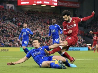 Leicesters Harry Maguire (am Boden) stört den Torschuss von Liverpools Mohamed Salah (2.v.r.). Foto: Peter Byrne Leicesters Harry Maguire (am Boden) stört den Torschuss von Liverpools Mohamed Salah (2.v.r.). Foto: Peter Byrne