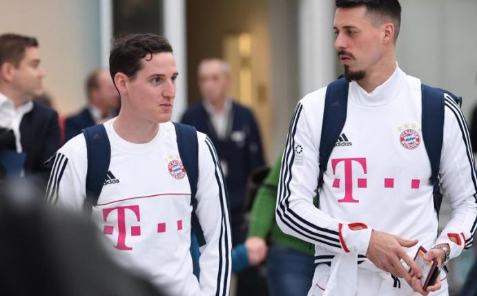 Sebastian Rudy (l) und Sandro Wagner begeben sich in München zum Flieger nach Doha in Katar. Foto: Sven Hoppe
