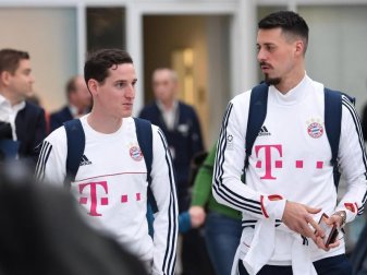 Sebastian Rudy (l) und Sandro Wagner begeben sich in München zum Flieger nach Doha in Katar. Foto: Sven Hoppe Sebastian Rudy (l) und Sandro Wagner begeben sich in München zum Flieger nach Doha in Katar. Foto: Sven Hoppe