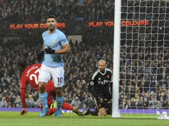 Sergio Aguero (M) freut sich nach einem Eigentor von Watfords Christian Kabasele (l) über das 2:0 für Manchester City. Foto: Rui Vieira Sergio Aguero (M) freut sich nach einem Eigentor von Watfords Christian Kabasele (l) über das 2:0 für Manchester City. Foto: Rui Vieira